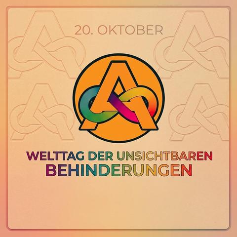 Eine quadratische Grafik auf einem hellen, warmen Hintergrund. Oben steht der Text „20. OKTOBER“. Im Zentrum befindet sich ein orangefarbener Kreis mit einem großen, orangeroten Buchstaben „A“, der mit einem bunten Unendlichkeitszeichen (Infinity-Symbol in Regenbogenfarben) verknüpft ist. Darunter steht der mehrfarbige Schriftzug „WELTTAG DER UNSICHTBAREN BEHINDERUNGEN“. Der Hintergrund ist mit einem dezenten Muster aus ineinandergreifenden Symbolen verziert.