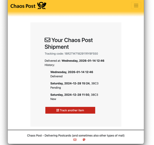Screenshot der Paketverfolgungsseite von Chaos Post mit gelbem Header und Totenkopf-Logo. Die Sendung mit Tracking-Code 18R2TW7182911RY8F550 zeigt den Status "Delivered" vom 14. Januar 2026 um 12:46 Uhr. Die Versandhistorie listet drei Einträge: Zustellung am 14.01.2026, Status "Pending" am 28.12.2024 um 15:24 Uhr (38C3) und Erstellung am 28.12.2024 um 11:50 Uhr (38C3). Ein roter Button "Track another item" befindet sich unter der Historie. Im Footer steht der Slogan "Delivering Postcards (and sometimes also other types of mail)".